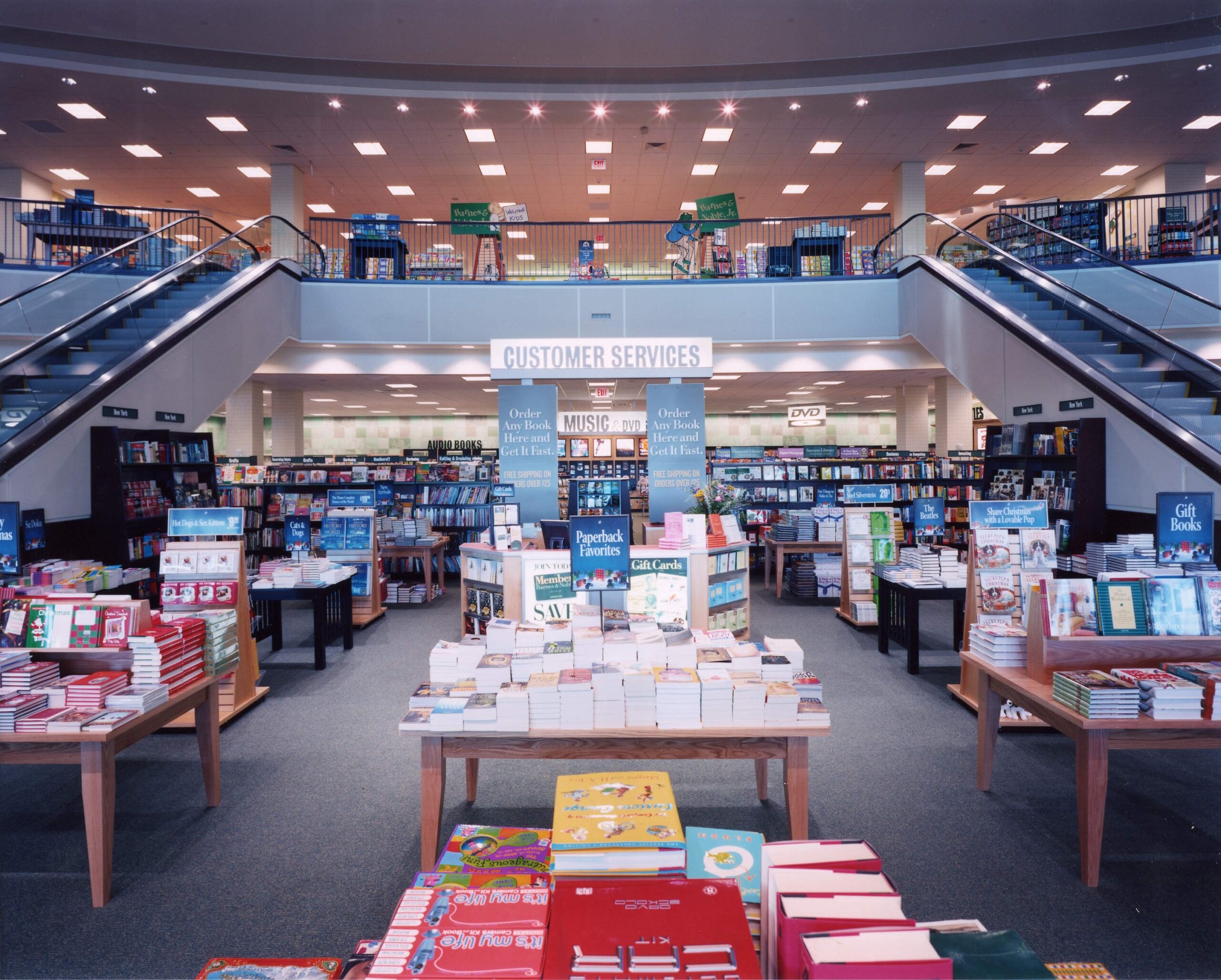Barnes and Noble Carle Place Interior