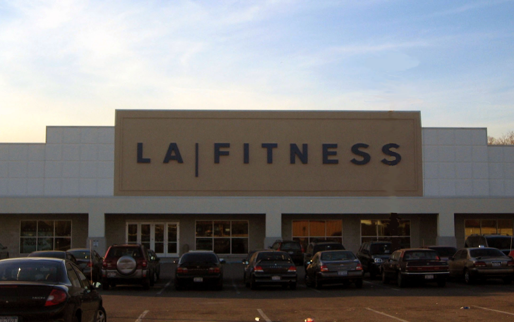 LA Fitness Club Farmingdale Exterior